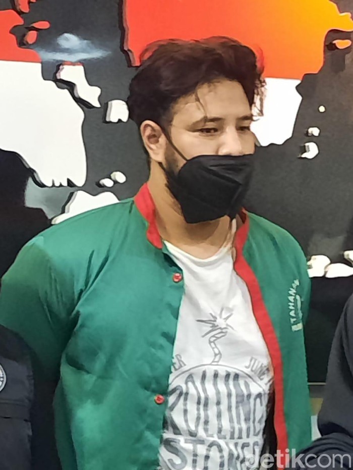 Pesinetron Ammar Zoni terancam diperberat hukumannya usai kembali ditangkap polisi terkait kasus narkoba untuk ketiga kalinya.  (Annisa Aulia/detikcom)