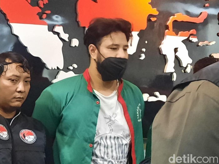 Pesinetron Ammar Zoni terancam diperberat hukumannya usai kembali ditangkap polisi terkait kasus narkoba untuk ketiga kalinya.  (Annisa Aulia/detikcom)