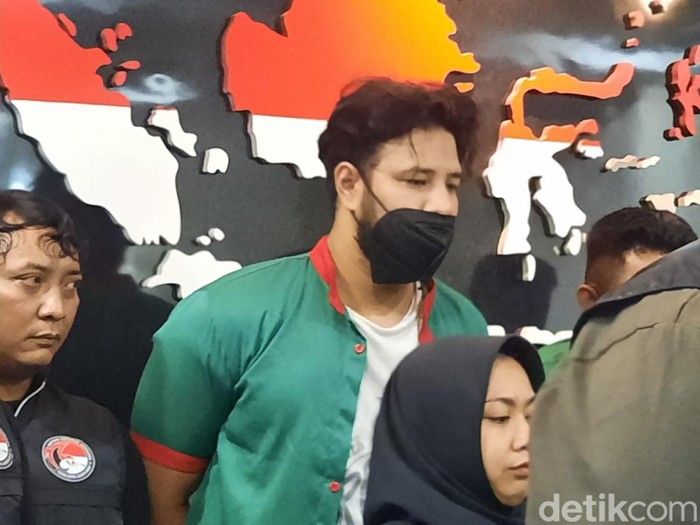Pesinetron Ammar Zoni terancam diperberat hukumannya usai kembali ditangkap polisi terkait kasus narkoba untuk ketiga kalinya.  (Annisa Aulia/detikcom)