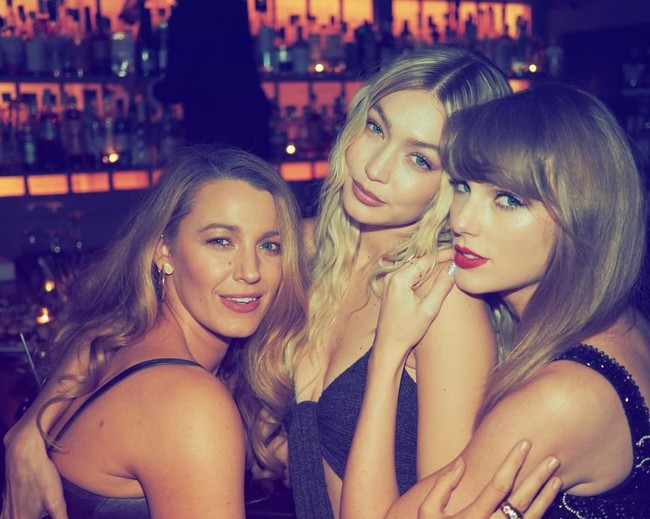 Gigi Hadid juga tampak hadir. Model berdarah Palestina itu terlihat mengenakan tank top hitam. Rambutnya ditata keriting dan memakai makeup bernuansa nude coklat. Foto: Instagram/@taylorswift