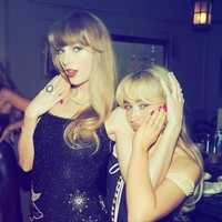 Pelantun lagu ‘ME!’ itu tampil dalam balutan gaun mini hitam dengan aksen sequin dan payet berkilauan dari koleksi Clio Peppiat. Rambutnya ditata bergelombang dengan poni samping. Foto: Instagram/@taylorswift