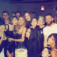 Pesta ulang tahun Taylor Swift bertabur bintang papan atas. Beberapa di antaranya aktris Blake Lively dan Zoe Kravitz. Foto: Instagram/@taylorswift