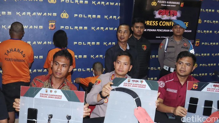 Polisi saat mengungkap kasus begal di Karawang
