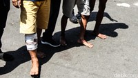 Para tersangka yang ditangkap berinisial J (35), F (24), dan D (19). Ada 11 sepeda motor yang disita.