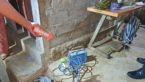 Polsek Abang saat melakukan olah TKP di rumah pria tewas kesetrum di Desa Labasari, Kecamatan Abang, Kabupaten Karangasem Rabu (13/12/2023) malam. (dok. Polres Karangasem)