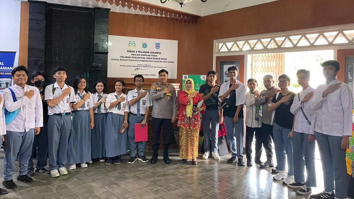 Polsek Setiabudi menyambangi SMAN 3 Jakarta sosialisasi antibullying