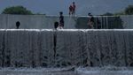 Potret Anak-anak Palu Bermain Air di Dam Pengendali Banjir