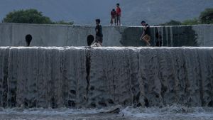 Potret Anak-anak Palu Bermain Air di Dam Pengendali Banjir