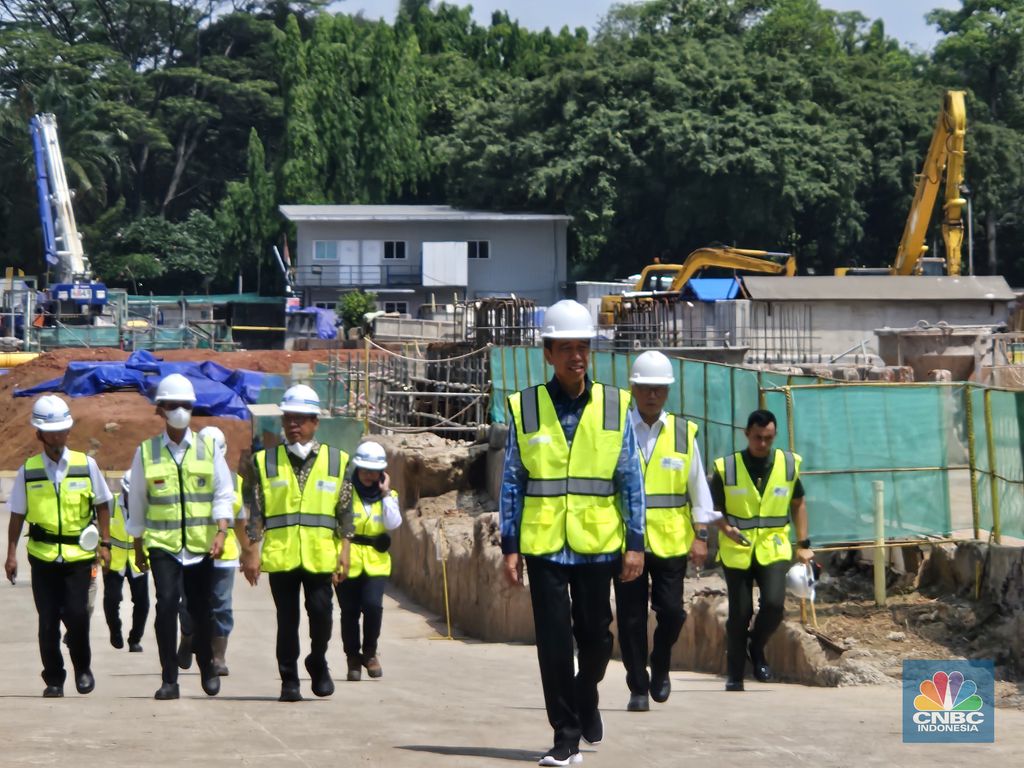 Presiden Joko Widodo melakukan tinjauan ke Proyek MRT Fase 2A di Stasiun Monas, Jumat (15/12/2023). (CNBC Indonesia/Emir Yanwahrdana)