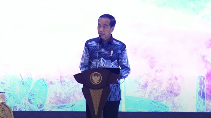 Presiden Jokowi menyinggung warna bangunan pemerintahan di kota-kota yang ia kunjungi.