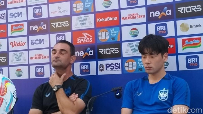 Pelatih PSIS, Gilbert Agius bersama pemainnya Taisei Marukawa pada sesi jumpa pers.