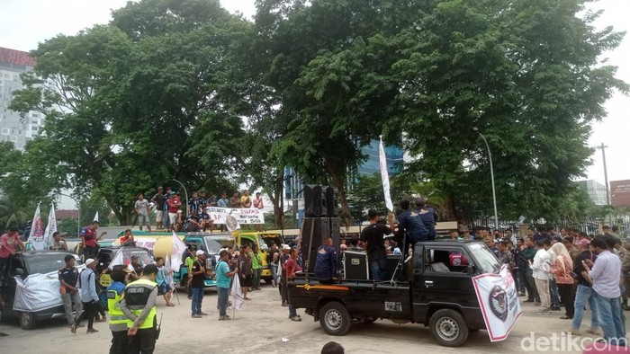 Ratusan sopir angkutan yang tergabung dalam Laskar Perjuangan Pengemudi Sumatera Bersatu melakukan aksi di DPRD Sumsel.