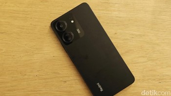 Redmi 13C ditenagai oleh prosesor MediaTek Helio G85 yang andal dengan RAM 6GB hingga 8GB. Xiaomi memberikan RAM virtual sampai 8 GB sehingga total mencapai 16 GB. Foto: Adi Fida Rahman/detikINET