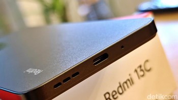Redmi 13C juga memiliki baterai besar 5.000 mAh yang mendukung pengisian cepat 18W melalui port USB Type-C 2.0. Tak kalah menariknya HP ini dilengkapi sensor fingerprint dan NFC. Foto: Adi Fida Rahman/detikINET