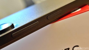 Bagian kanan bodi terdapay tombol pengaturan volume dan power. Foto: Adi Fida Rahman/detikINET
