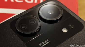 Redmi 13C dilengkapi dengan kamera belakang ganda. Komposisinya terdiri dari kamera utama 50MP dengan aperture f/1.8, dan kamera makro 2MP dengan aperture f/2.4. Foto: Adi Fida Rahman/detikINET