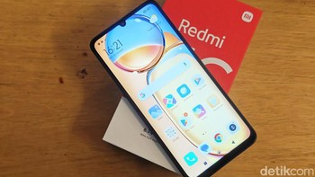 Redmi 13C memiliki layar IPS LCD berukuran 6.74 inch dengan resolusi HD+ (720 x 1600 piksel) dan refresh rate 90Hz. HP ini punya sertifikasi TÜV Low Blue Light/Flicker Free yang efektif mengurangi tingkat paparan cahaya biru yang dapat menyebabkan kelelahan mata dan mengganggu kualitas tidur. Foto: Adi Fida Rahman/detikINET
