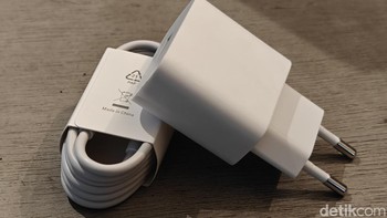 Ada adaptor charger 10W dan kabel charger. Foto: Adi Fida Rahman/detikINET