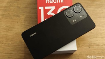 9. Redmi 13C hadir dengan layar besar 6,74 inci yang imersif, memberikan pengalaman visual yang luar biasa untuk menonton film atau bermain game. Didukung prosesor MediaTek Helio G85 yang bertenaga, RAM hingga 16GB* dan baterai besar 5000mAh, Redmi 13C siap menemani aktivitas harianmu tanpa khawatir lag atau kehabisan daya. Foto: Adi Fida Rahman/detikINET
