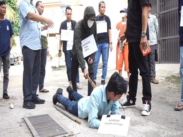 Rekonstruksi pembunuhan Ilham saat tawuran antargeng di Palembang