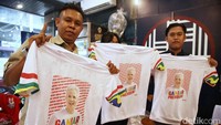 Para relawan juga membawa kaos bergambar Ganjar dalam deklarasi dukungan tersebut.