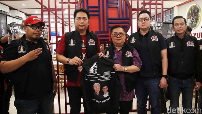 Ketua Relawan Corong Ganjar (Cogan) Pierre Senjaya dan anggota DPR Darmadi Durianto melakukan deklarasi dukungan kepada Capres Cawapres nomor urut 3 Ganjar Pranowo-Mahfud MD di Jakarta, Jumat (15/12/2023).