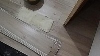 Pada Juni 2022, ia mulai memasang vinyl pada lantainya. Foto: Dok. Istimewa