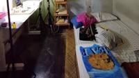 Akun TikTok @mass_iqi merenovasi kamar miliknya. Pada awalnya, kamar ini menggunakan plafon berupa triplek, lalu cat dindingnya juga tak sama. Foto: Dok. Istimewa