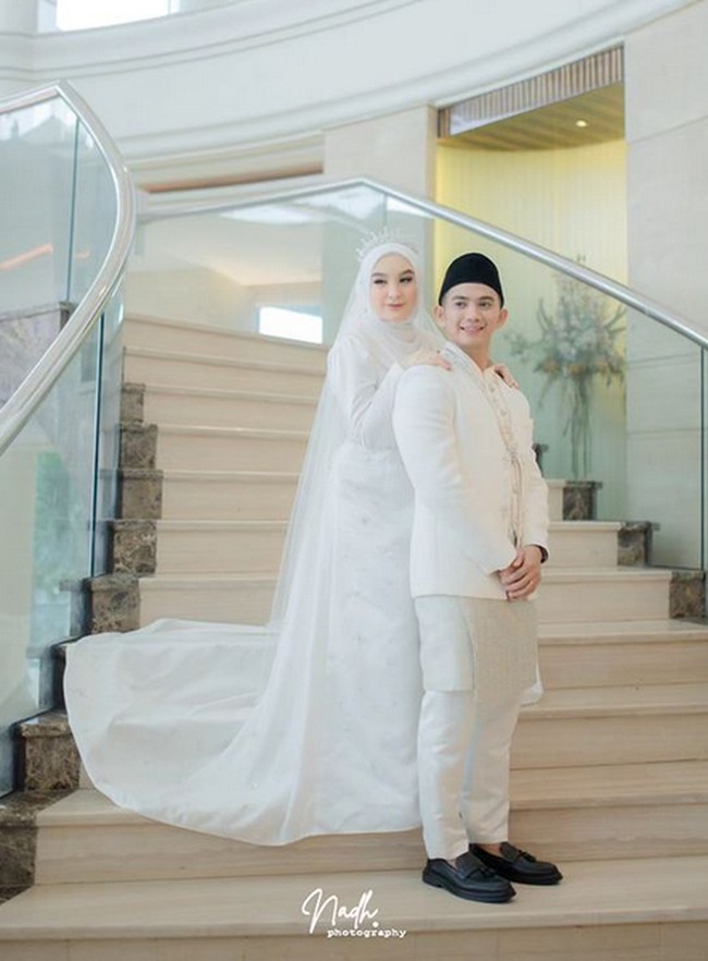 Inilah penampilan cantik dan tampan pasangan baru tersebut. Rizky DA tampil gagah dengan beskap putih. Foto: dok. Instagram
