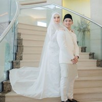 Inilah penampilan cantik dan tampan pasangan baru tersebut. Rizky DA tampil gagah dengan beskap putih. Foto: dok. Instagram