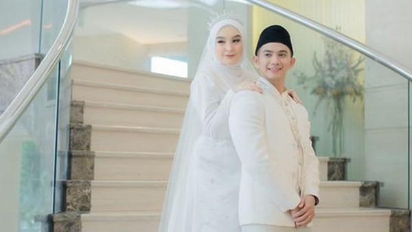 Foto Adu Gaya Mantan & Istri Baru Rizky DA Saat Pakai Gaun Pengantin