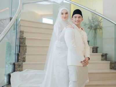 Foto Adu Gaya Mantan & Istri Baru Rizky DA Saat Pakai Gaun Pengantin