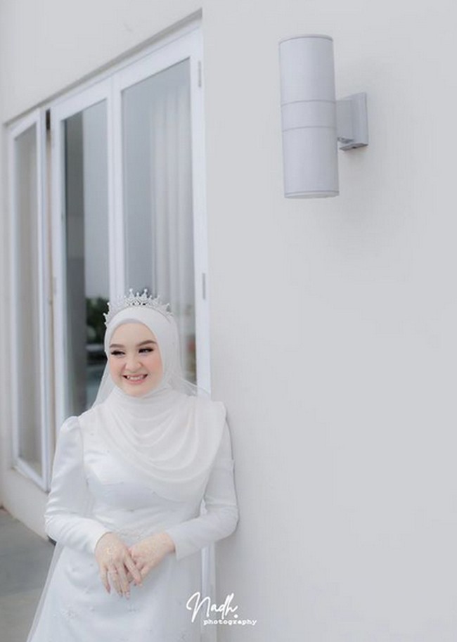 Penampilan untuk akad nikah tersebut tampak keduanya tidak mengenakan adat tertentu. Hersa menghias kepalanya dengan headpiece tiara. Foto: dok. Instagram