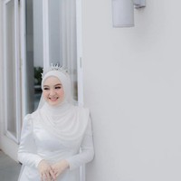 Penampilan untuk akad nikah tersebut tampak keduanya tidak mengenakan adat tertentu. Hersa menghias kepalanya dengan headpiece tiara. Foto: dok. Instagram
