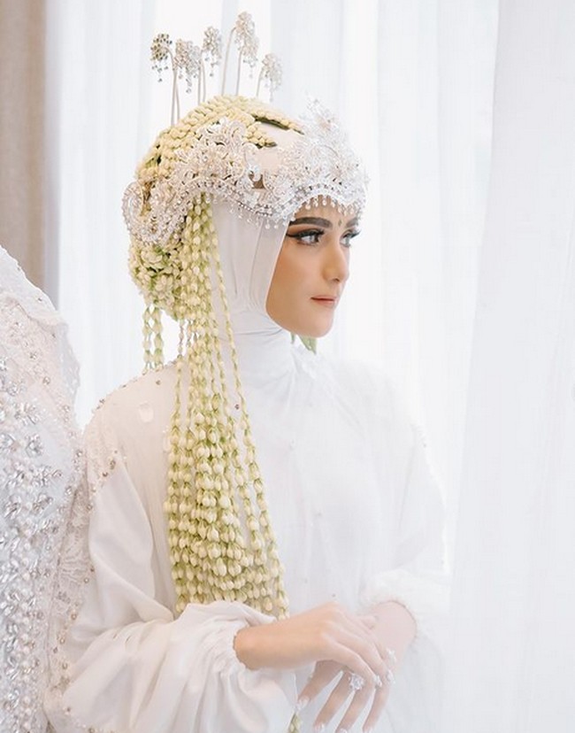 Saat menikah, Nadya tampil dengan adat Sunda. Ibu satu anak itu menggunakan siger sebagai hiasan kepala. Foto: dok. Instagram