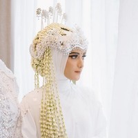 Saat menikah, Nadya tampil dengan adat Sunda. Ibu satu anak itu menggunakan siger sebagai hiasan kepala. Foto: dok. Instagram