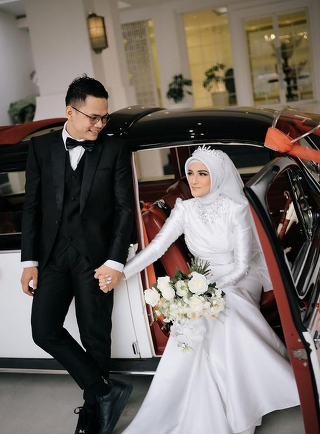 Untuk resepsi pernikahan, Nadya mengenakan gaun pengantin bergaya internasional. Foto: dok. Instagram