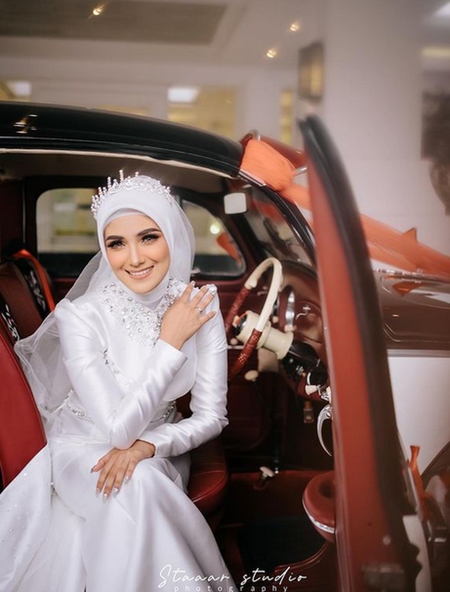 Nadya juga mengenakan tiara di kepala yang semakin mempercantikan penampilannya. Foto: dok. Instagram