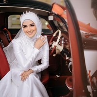 Nadya juga mengenakan tiara di kepala yang semakin mempercantikan penampilannya. Foto: dok. Instagram