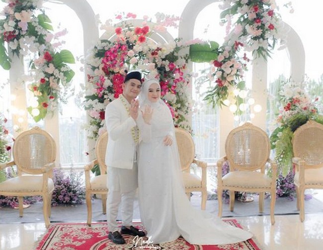 Rizky DA menikah lagi dengan wanita bernama Hersa Rahayu pada 9 Desember 2023. Tampil mengenakan gaun putih, Hersa menambahkan veil di atas hijabnya.Foto: dok. Instagram