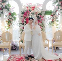 Rizky DA menikah lagi dengan wanita bernama Hersa Rahayu pada 9 Desember 2023. Tampil mengenakan gaun putih, Hersa menambahkan veil di atas hijabnya.Foto: dok. Instagram