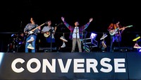 Band Sore sukses tampil di Lapangan Parkir FISIP UI Depok pada 1 Desember 2023.  Foto: Courtesy of Converse