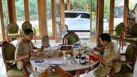Terakhir ada momen makan siangnya bersama dengan Prabowo Subianto. Di satu meja yang terbilang luas, ia hanya makan berdua  dengan calon Presiden nomor urut 2 tersebut. Foto: Instagram @rizkyk_irmansyah