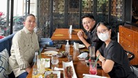 Momen santainya saat kulineran juga tampak pada foto ini. Ia menikmati steak dan minuman segar dengan dua temannya. Foto: Instagram @rizkyk_irmansyah