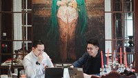 Saat sedang sibuk dengan projectnya, Rizky Irmansyah juga menjalani dengan santai. Seperti momen bekerjanya ini yang dibarengi makan dan minum kopi. Foto: Instagram @rizkyk_irmansyah