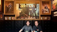 Ini momen Rizky Irmansyah saat mengunjungi restoran milik musisi Ahmad Dhani. Di restoran bernuansa hitam ini, ia juga berfoto dengan sang maestro. Foto: Instagram @rizkyk_irmansyah