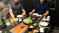 Seperti pada momen kuliner yang satu ini, bersama dengan rekannya ia makan bersama di restoran Jepang. Terlihat ia memesan beberapa menu dan es jeruk. Foto: Instagram @rizkyk_irmansyah