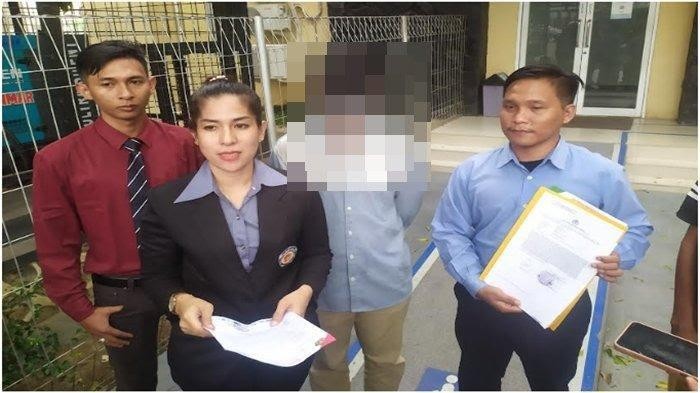 RS bersama kuasa hukumnya saat melapor ke Polda Sumsel