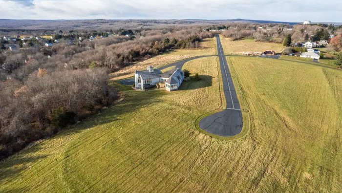 Rumah dengan landasan pesawat/Credit New York Post