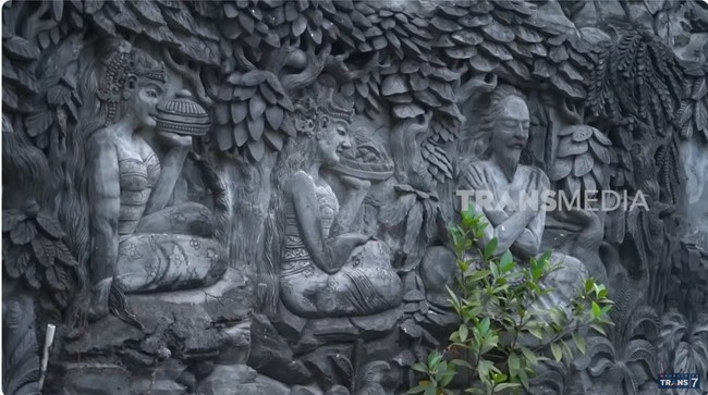 Seperti sebuah candi, rumah ini juga dihiasi relief. Namun, relief tersebut berkisah tentang perjalanan hidup Ki Joko Bodo dari lahir. (Foto: YouTube/Trans7 Official)
